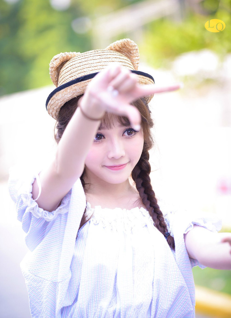 对于他人的生活，我们充其量只是一份暗示一种鼓励启发，还有真诚的关爱。这些态度，可能因而丰富了他人的生活，但这没有可能发展为——代办他人的生命。我们当不起完全为另一个生命而活——即使他人给予这份权利。